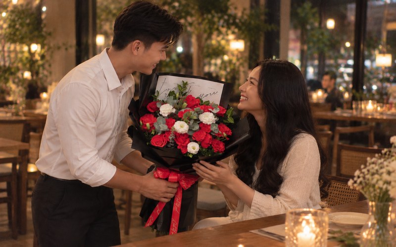 Bó hoa hồng đỏ nổi bật góp phần tăng không khí ngọt ngào buổi hẹn hò lãng mạn trong không gian lung linh ấm áp cùng nhau ghi lại khoảnh khắc đáng nhớ của cặp đôi