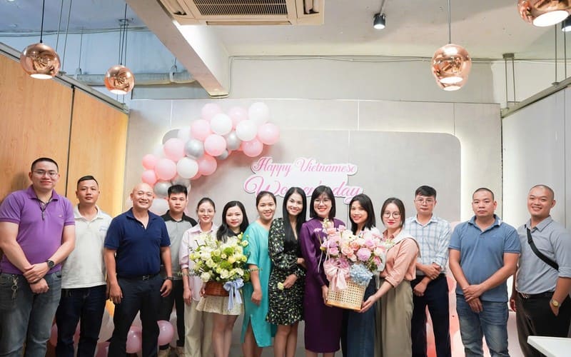 Hình ảnh nười phụ nữ rạng rỡ cùng hoa tươi trong buổi tiệc chúc mừng 20-10
